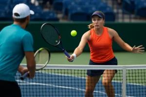 Zawodniczka i zawodnik w trakcie dynamicznej wymiany przy siatce podczas meczu tenisowego na twardym korcie – emocje turniejów WTA i ATP 2025.