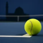 zbliżenie piłki tenisowej na twardym korcie w Rijadzie podczas WTA Finals 2025