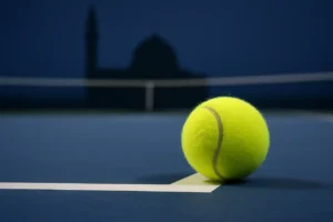 zbliżenie piłki tenisowej na twardym korcie w Rijadzie podczas WTA Finals 2025