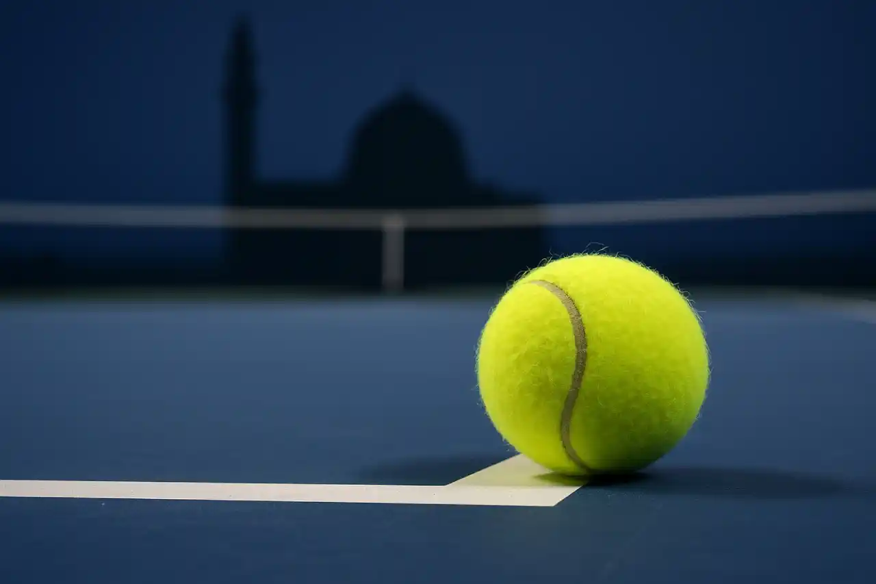 zbliżenie piłki tenisowej na twardym korcie w Rijadzie podczas WTA Finals 2025